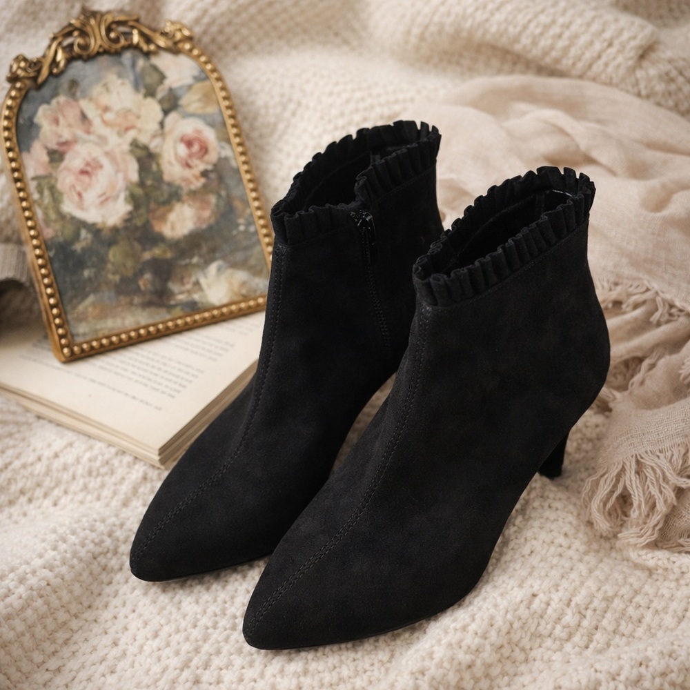 Aerosoles Black Suede Ankle Booties Ruffle Trim Heel Size 7M Feminine Preppy